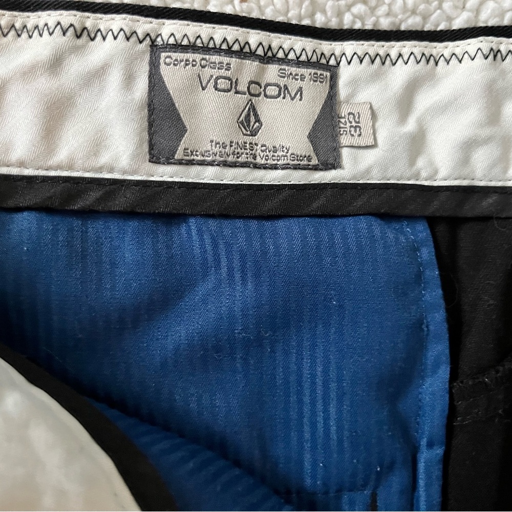 Volcom Men's Black Shorts, Size 32 - Picture 5 of 8